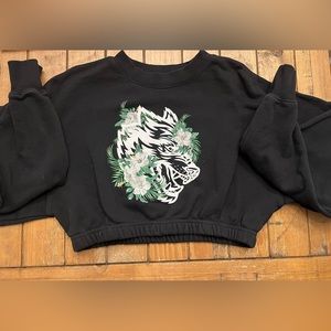 Darc Sport “She Native Wolf Gwen (Cropped) Crewneck in Black”